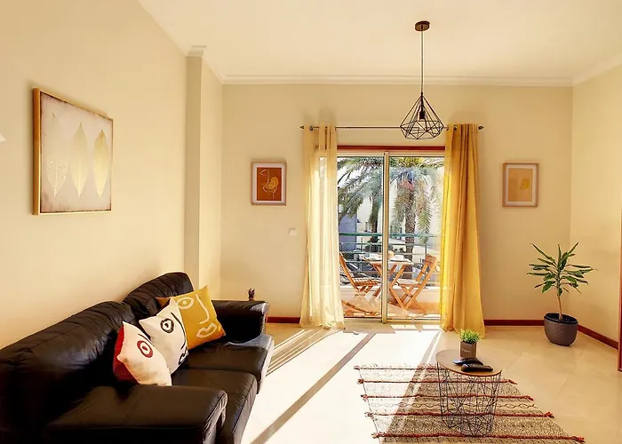 Theos Apartment By Lovelystay